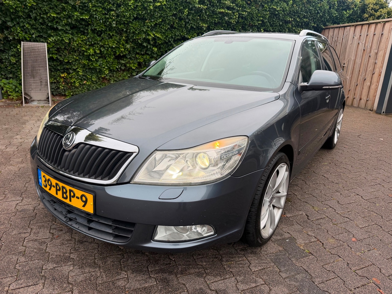 Skoda Octavia Combi - 1.8 TSI Elegance Business Line|AUTOMAAT|LEER|DAKRAAM - AutoWereld.nl