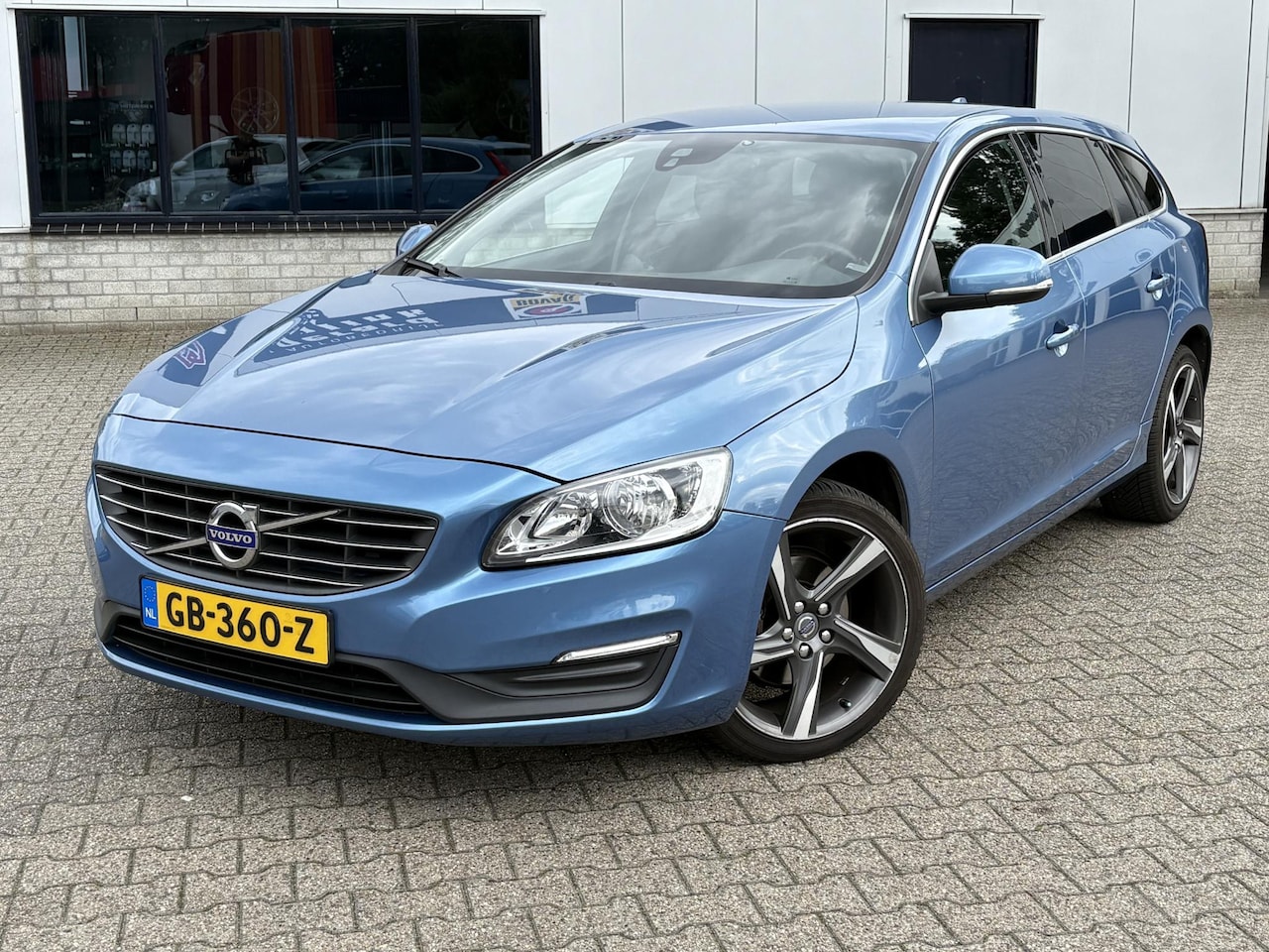 Volvo V60 - 1.6 T3 Momentum EX BPM EXPORT NAV CRUISE TREKHAAK - AutoWereld.nl