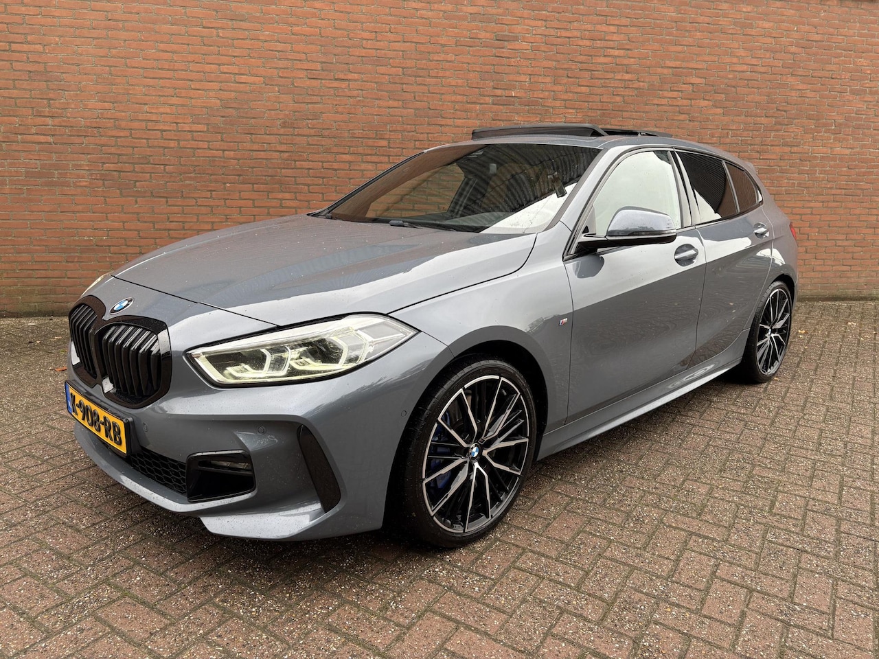 BMW 1-serie - 118i High Executive Pano - Leder - 19inch - AutoWereld.nl