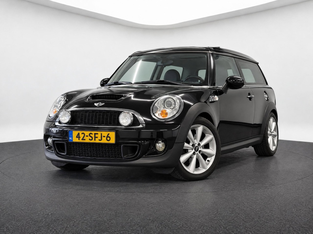 MINI Clubman - 1.6 Cooper S Chili (PANO, LEDER, NAVI, PARKEERSENSOREN) - AutoWereld.nl