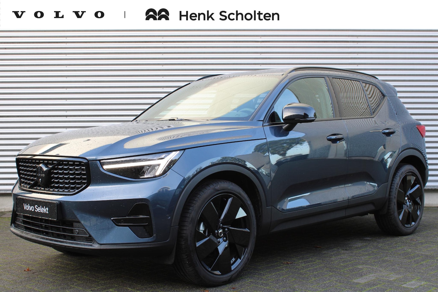 Volvo XC40 - B4 Plus Black Edition | Panoramadak | Trekhaak | Verwarmbare voorstoelen, achterbank en st - AutoWereld.nl