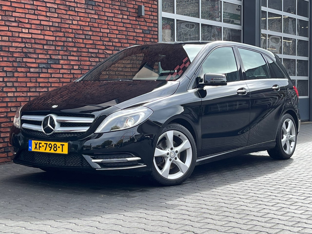 Mercedes-Benz B-klasse - 180 Ambition Navigatie/LED/PDC/Airco/Trekhaak/Bluetooth - AutoWereld.nl