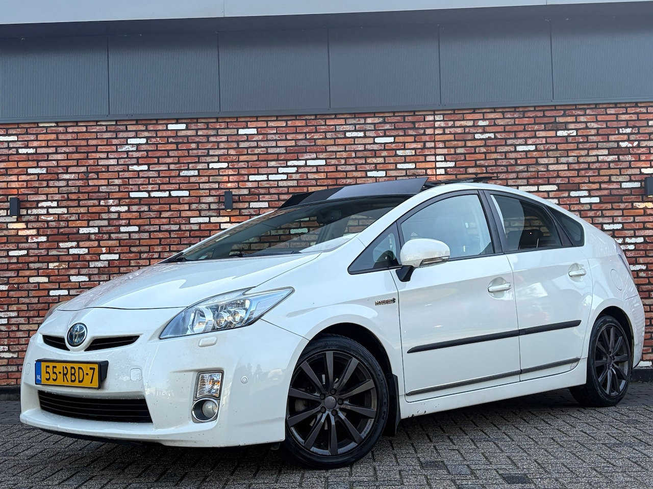 Toyota Prius - 1.8 Executive Business Pano Afn.Trekhaak Leer Stoelverw Camera Voll.Onderhouden! - AutoWereld.nl