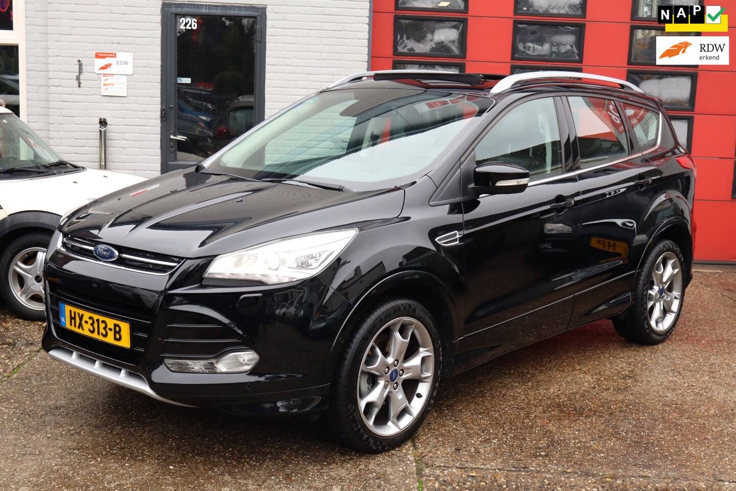 Ford Kuga - 1.5 Titanium Styling Pack 1.5 Titanium Styling Pack, PANO, NAVI, PDC , LEDER - AutoWereld.nl