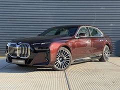 BMW 7-serie - 750e xDrive | M-Sport | B&W Audio | Panorama dak | 360 Camera | Unieke kleur