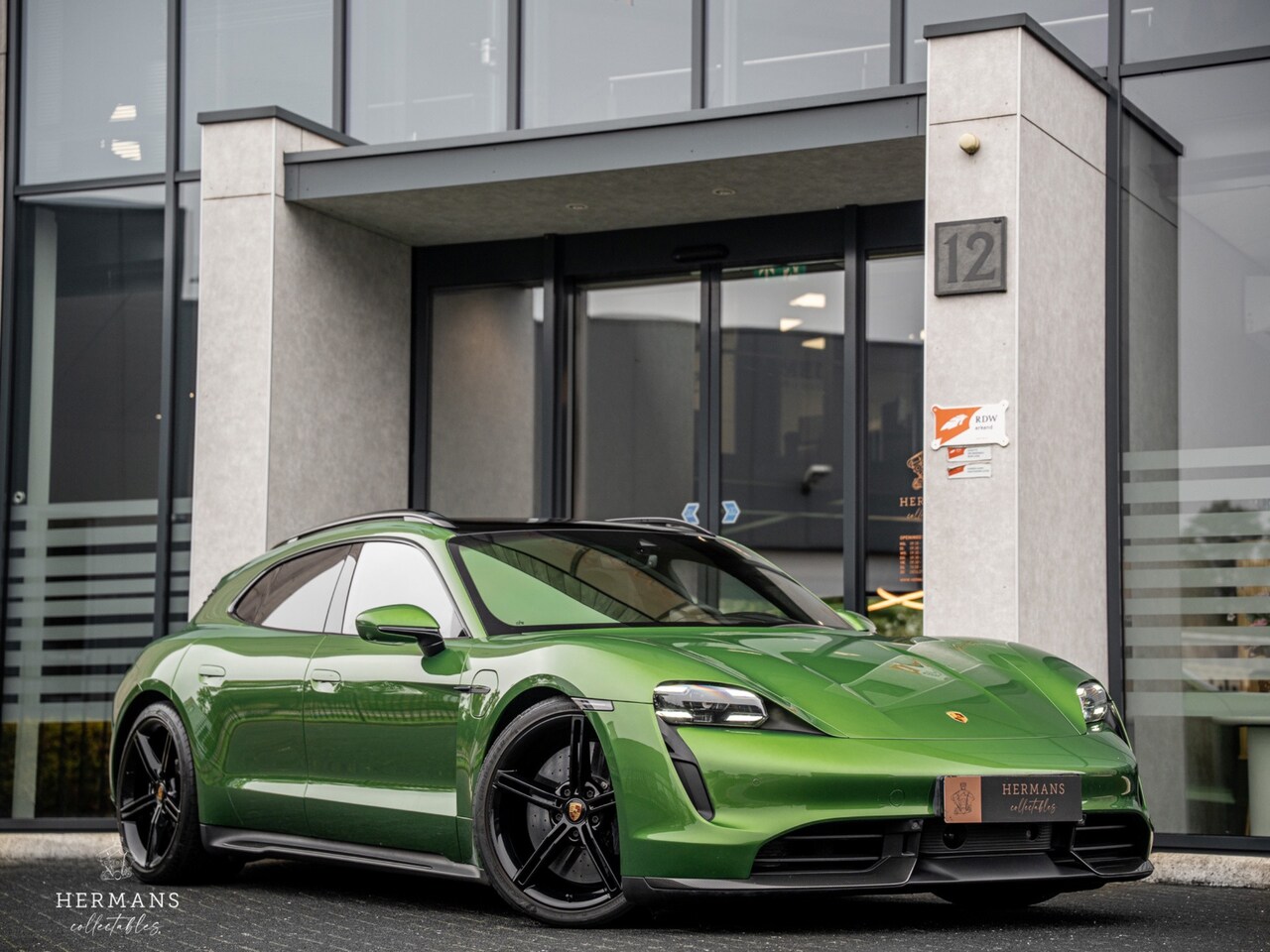 Porsche Taycan Sport Turismo - Turbo S 93 kWh / Burmester / Massage / Carbon / Passenger / HUD / Pano / Front PPF - AutoWereld.nl
