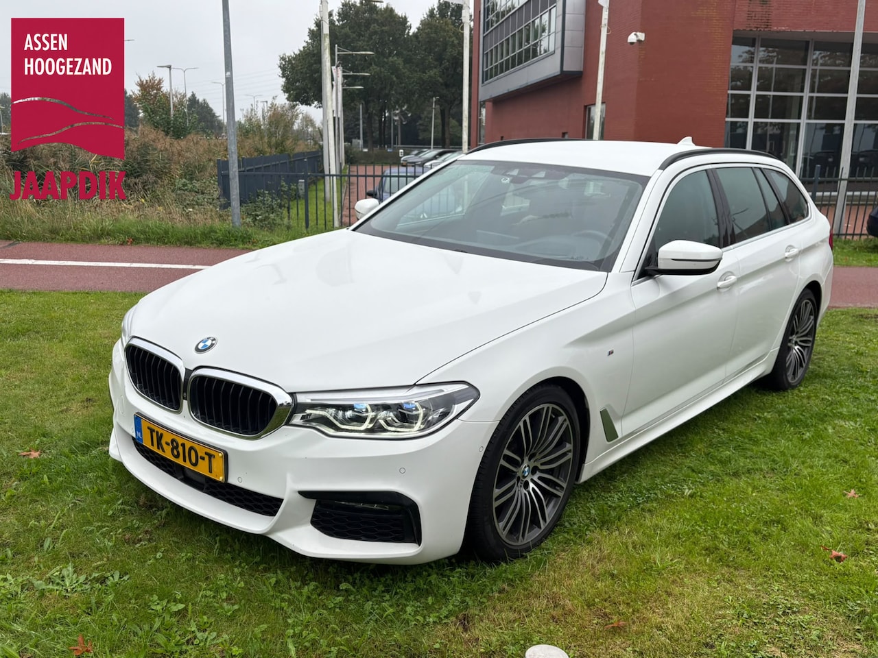 BMW 5-serie Touring - BWJ 2018 540i 340 PK xDrive Touring M SPORT High Executive | MERINO INDIVIDUAL LEDER | SOF - AutoWereld.nl