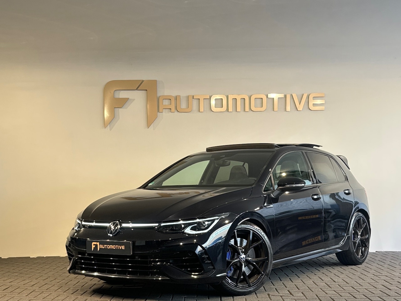 Volkswagen Golf - 2.0 TSI R 4Motion Pano|Harman Kardon|Camera|Keyless - AutoWereld.nl