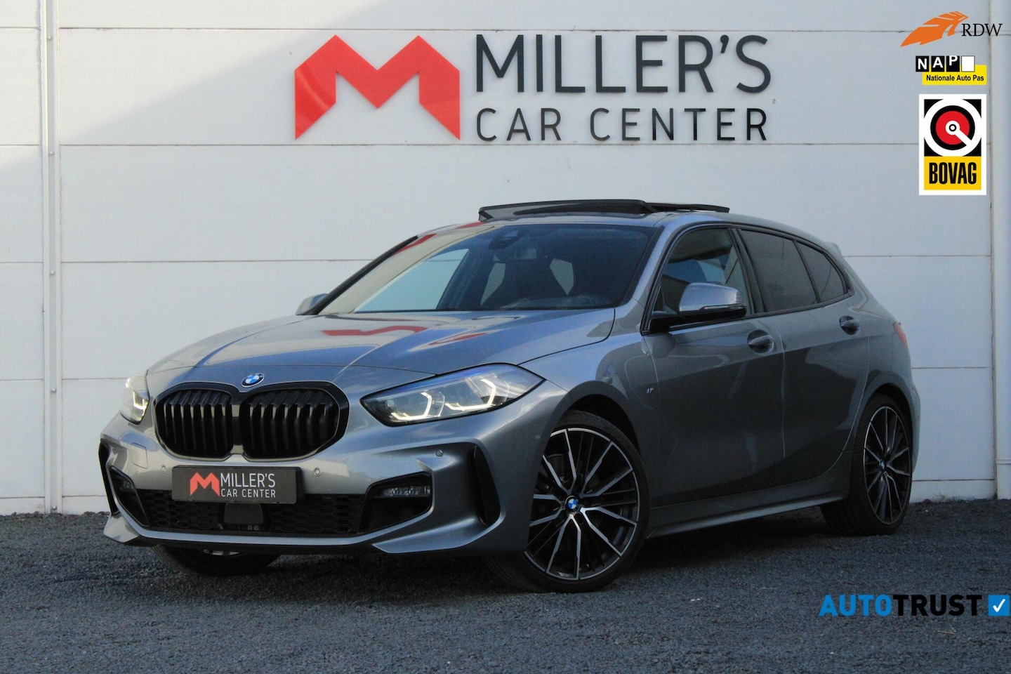 BMW 1-serie - 120i High Executive M Sport Pano Cam Kuipstoelen - AutoWereld.nl