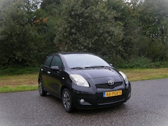 Toyota Yaris - 1.3 VVTi Aspiration . 5 Deurs . Airco . LMV . Spoiler . Trekhaak . enz