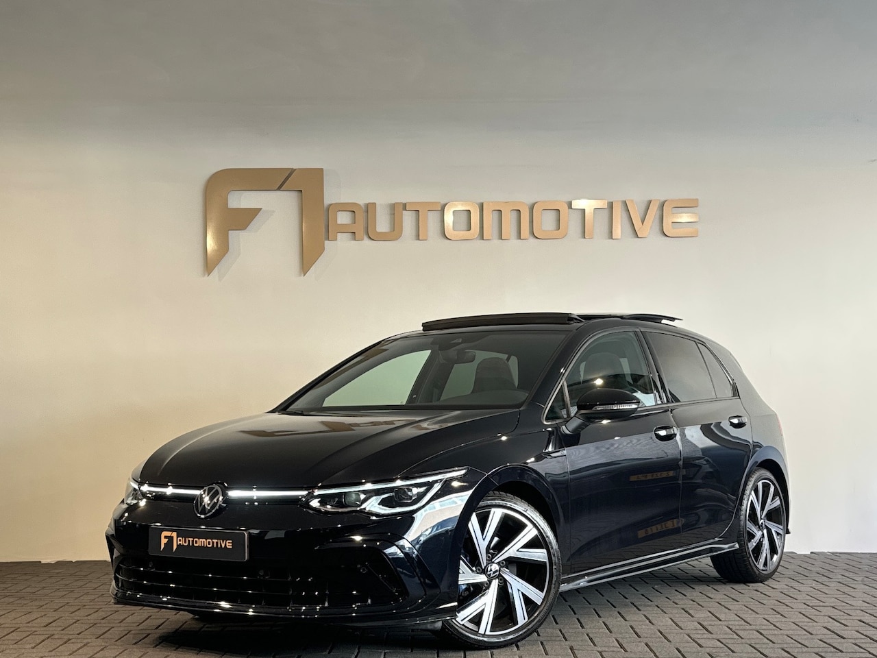 Volkswagen Golf - 1.5 eTSI R-Line Pano|Keyless|ACC|Trekhaak|Lane Assist - AutoWereld.nl