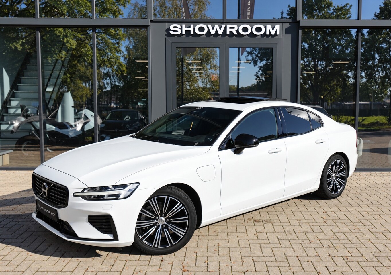 Volvo S60 - 2.0 T8 AWD Twin Engine R-Design PANO H&K KEYLESS - AutoWereld.nl