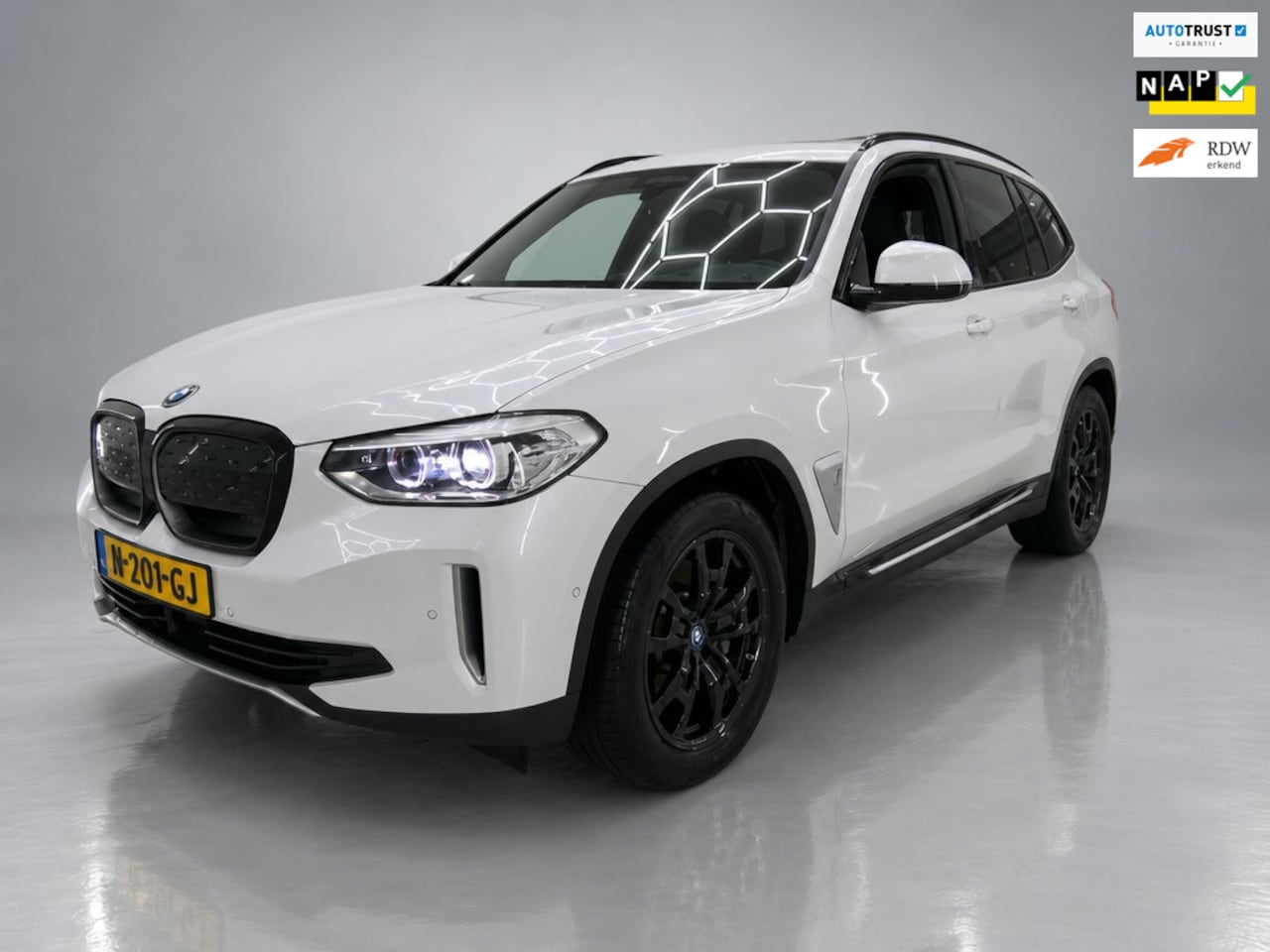 BMW iX3 - Executive 80 kWh SOH 96% 3 Fase [trekhaak Panorama Navi Apple / Andr - AutoWereld.nl