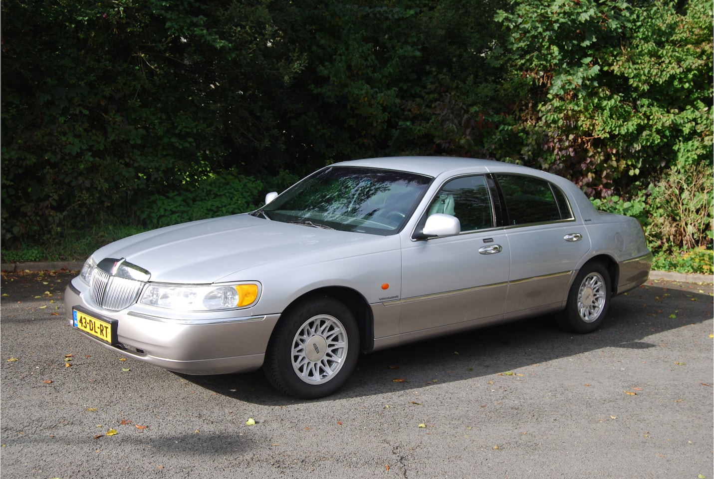 Lincoln Town Car - 4.6 Signature 205 PK AUTOMAAT | Orig NL | 2e EIG | CLIMATE | BLUETOOTH | STOEL VERWARMING - AutoWereld.nl