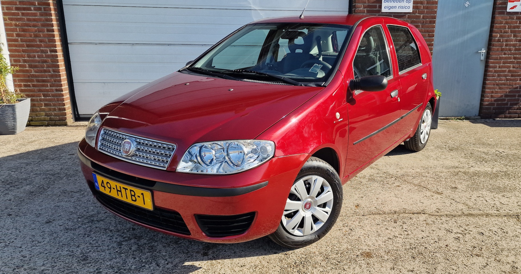 Fiat Punto - 1.2 Classic Edizione Cool In top staat Fiat Punto 1.2 classic Airco. 60.700km nap. Bjr 2009. Heeft onder eikenboom g - AutoWereld.nl