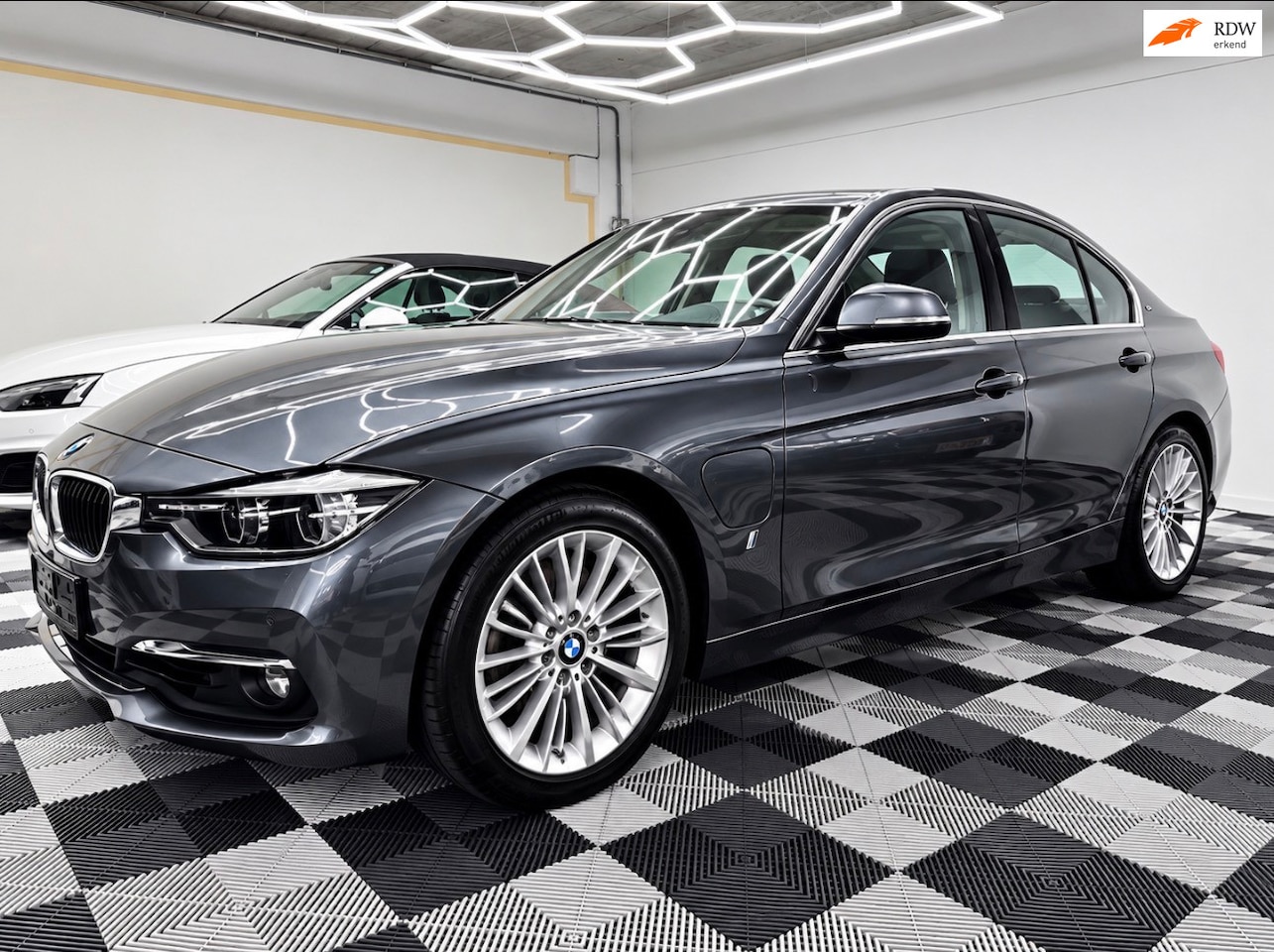 BMW 3-serie - 330e iPerformance Luxury Line - AutoWereld.nl