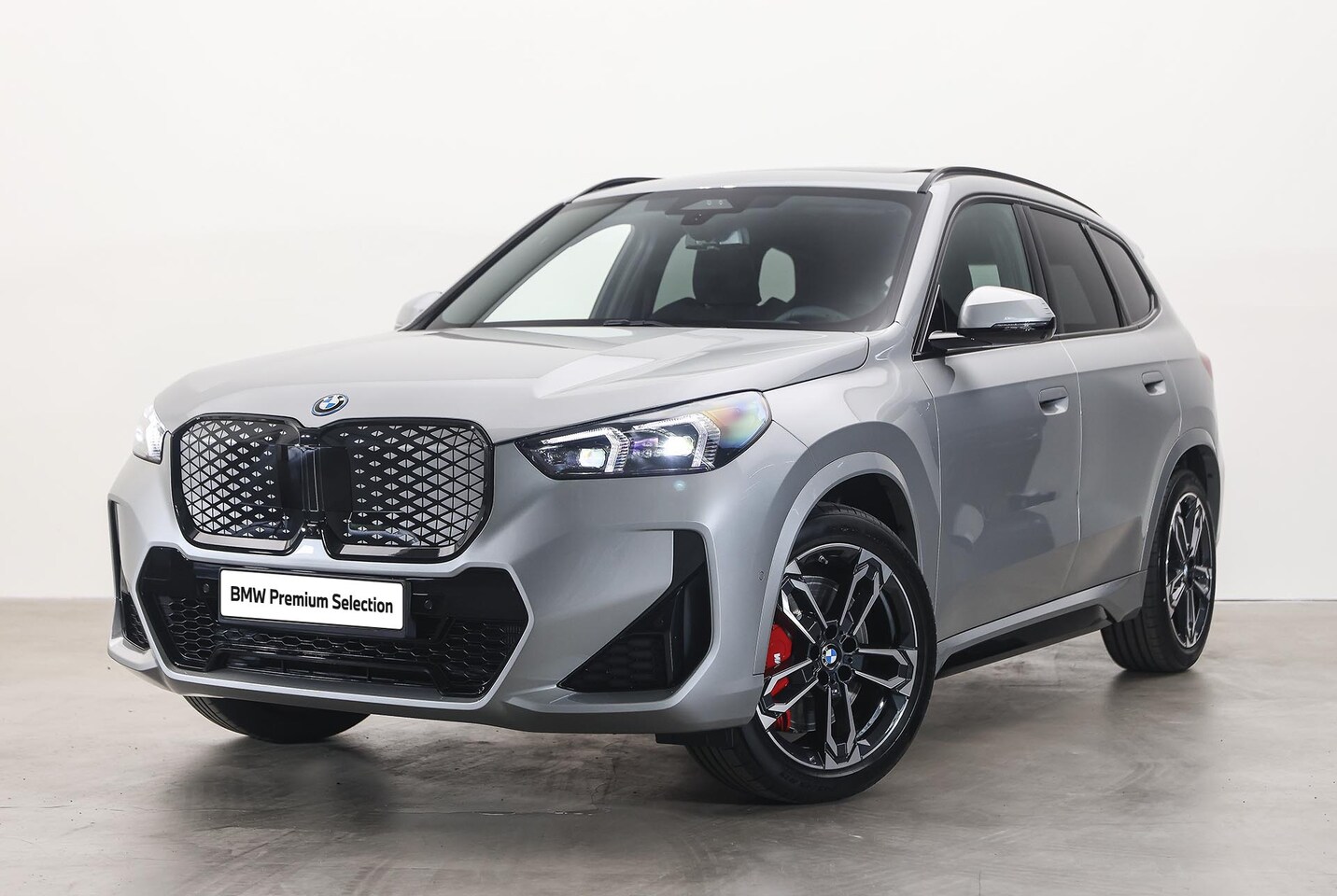 BMW iX1 - eDrive20 M Sport / Panoramadak / Trekhaak / Sportstoelen / M Adaptief onderstel / Head-Up - AutoWereld.nl