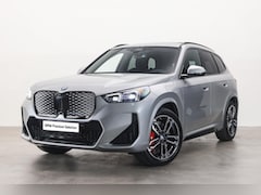 BMW iX1 - eDrive20 M Sport / Panoramadak / Trekhaak / Sportstoelen / M Adaptief onderstel / Head-Up