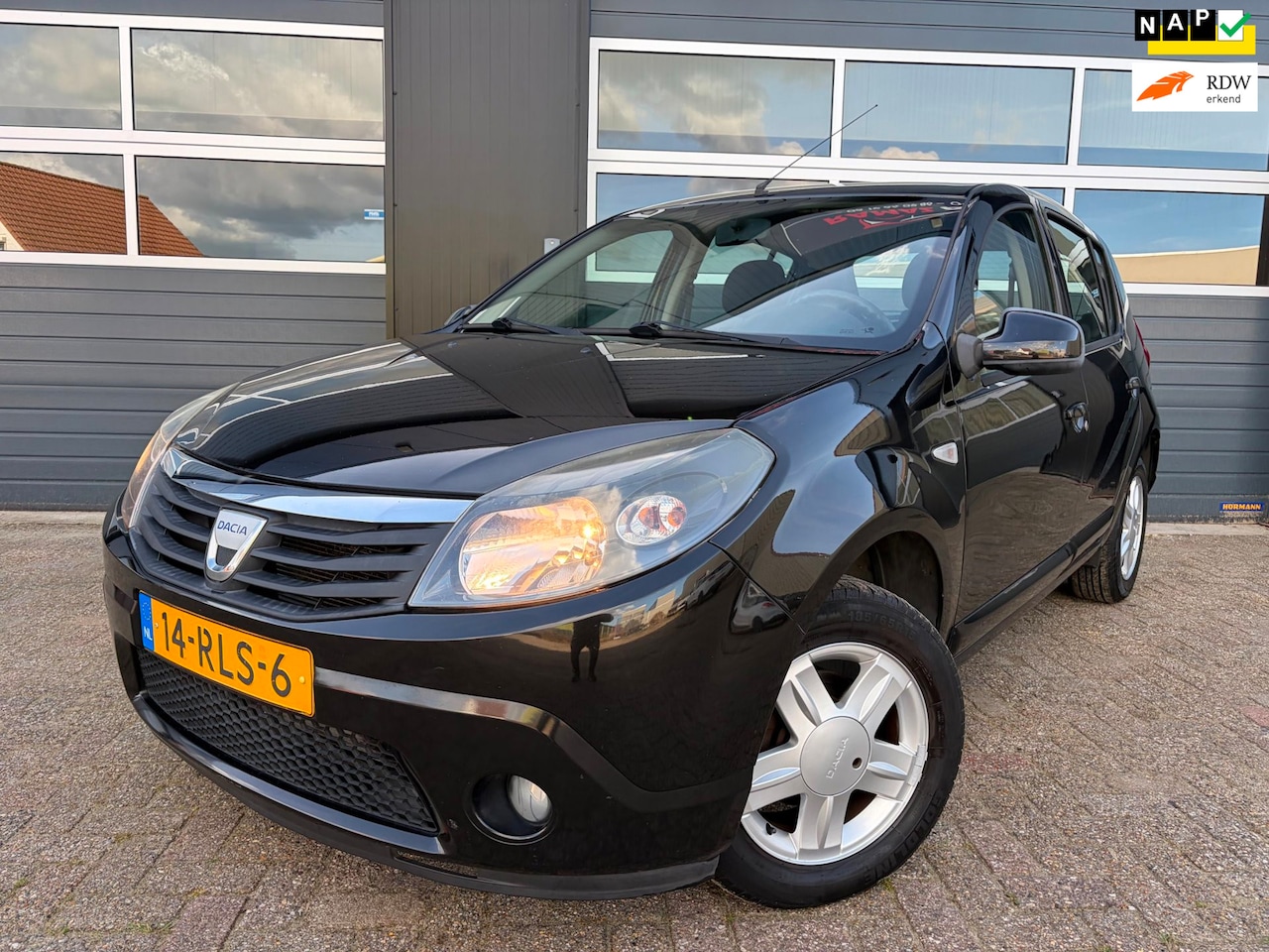 Dacia Sandero - 1.2 Blackline|Airco|Beginners auto!!!| - AutoWereld.nl