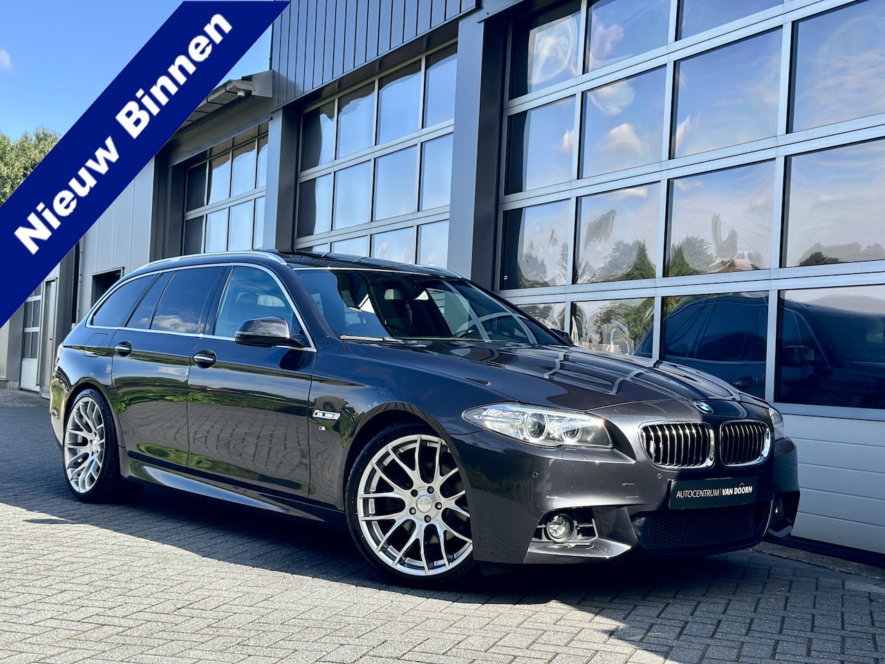 BMW 5-serie Touring - 520i High Executive | Automaat | M-pakket | Nieuwe motor | Sportstoelen leer | Panodak | E - AutoWereld.nl