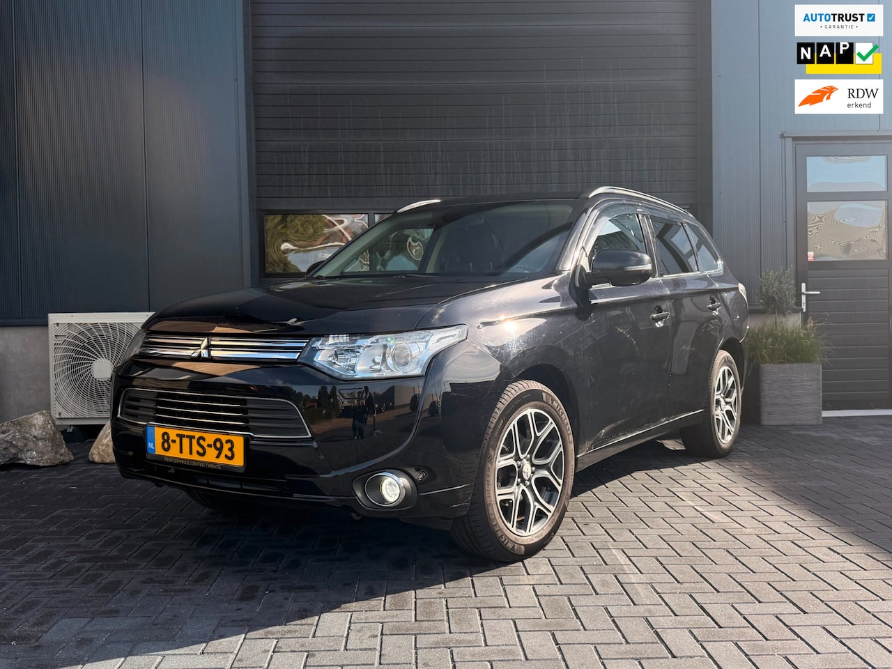 Mitsubishi Outlander - 2.0 PHEV Instyle 4WD | PANO | CRUISE | TREKHAAK | LEDER - AutoWereld.nl
