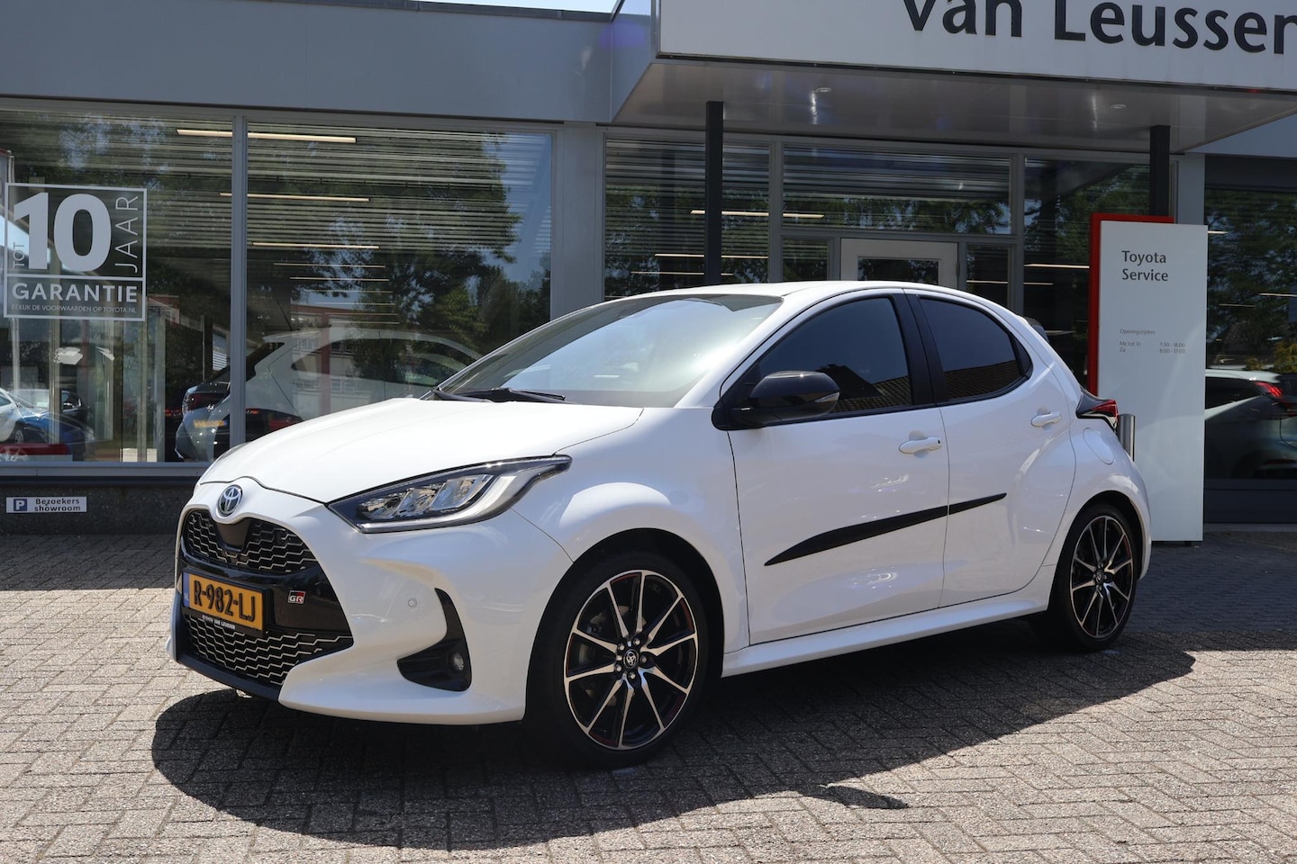 Toyota Yaris - 1.5 HYBRID GR-SPORT NL-AUTO 1E EIG. DODEHOEK DETECTIE KEYLESS LED STOELVERW. DAB LED CLIMA - AutoWereld.nl
