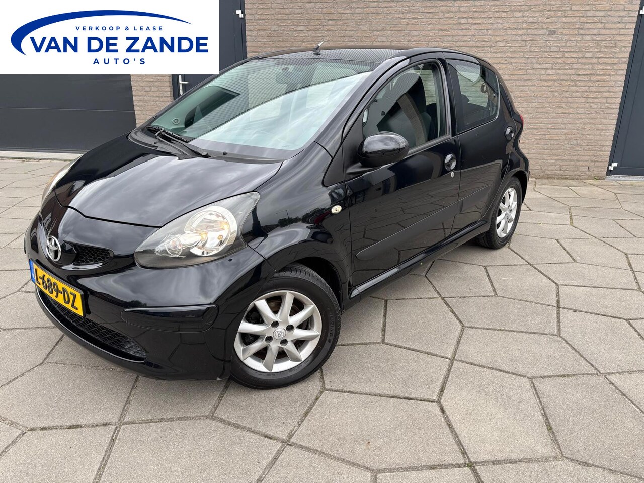 Toyota Aygo - 1.0-12V | AIRCO| 5 Deurs | Lichtm. velg.|All season|Zwart metallic - AutoWereld.nl