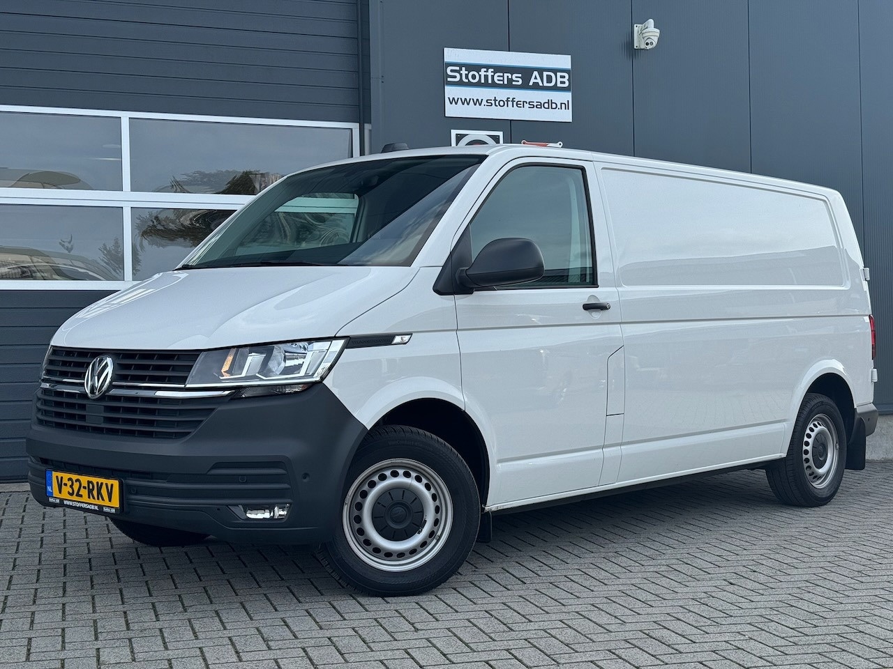 Volkswagen Transporter - 2.0 TDI 110pk L2H1 | Navi | Kastinrichting Sortimo | Winterpack | Cruise | CarPlay | DAB | - AutoWereld.nl