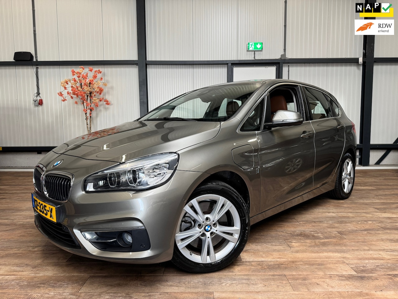 BMW 2-serie Active Tourer - 225xe iPerformance High Executive / LEDER / NAVI / CRUISE / - AutoWereld.nl