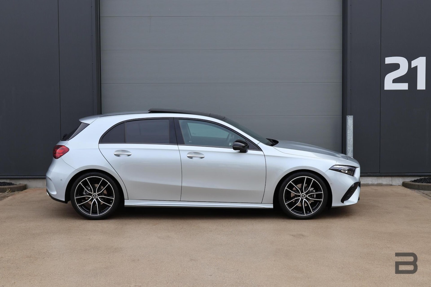 Mercedes-Benz A-klasse - 200 AMG Line / Panoramadak / Memory Stoelen / Keyless-Go / 360 Camera / Stuurwielverwarmin - AutoWereld.nl