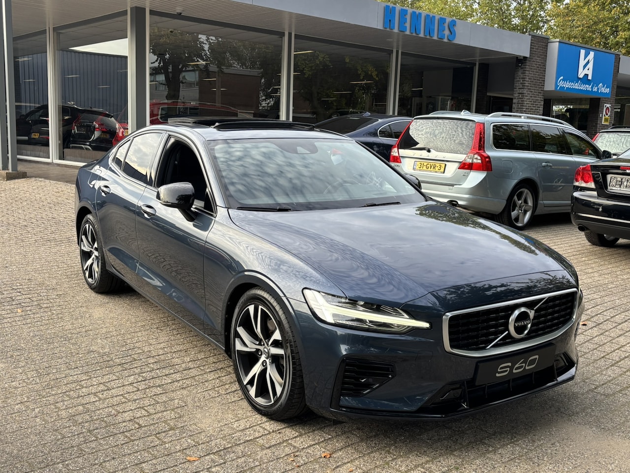 Volvo S60 - T8 AWD R-Design Pano HeadUp Keyless Pilot Assist - AutoWereld.nl
