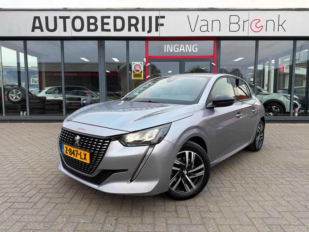 Peugeot 208 - 1.2 PureTech 100PK Allure Pack | Camera | Trekhaak - AutoWereld.nl