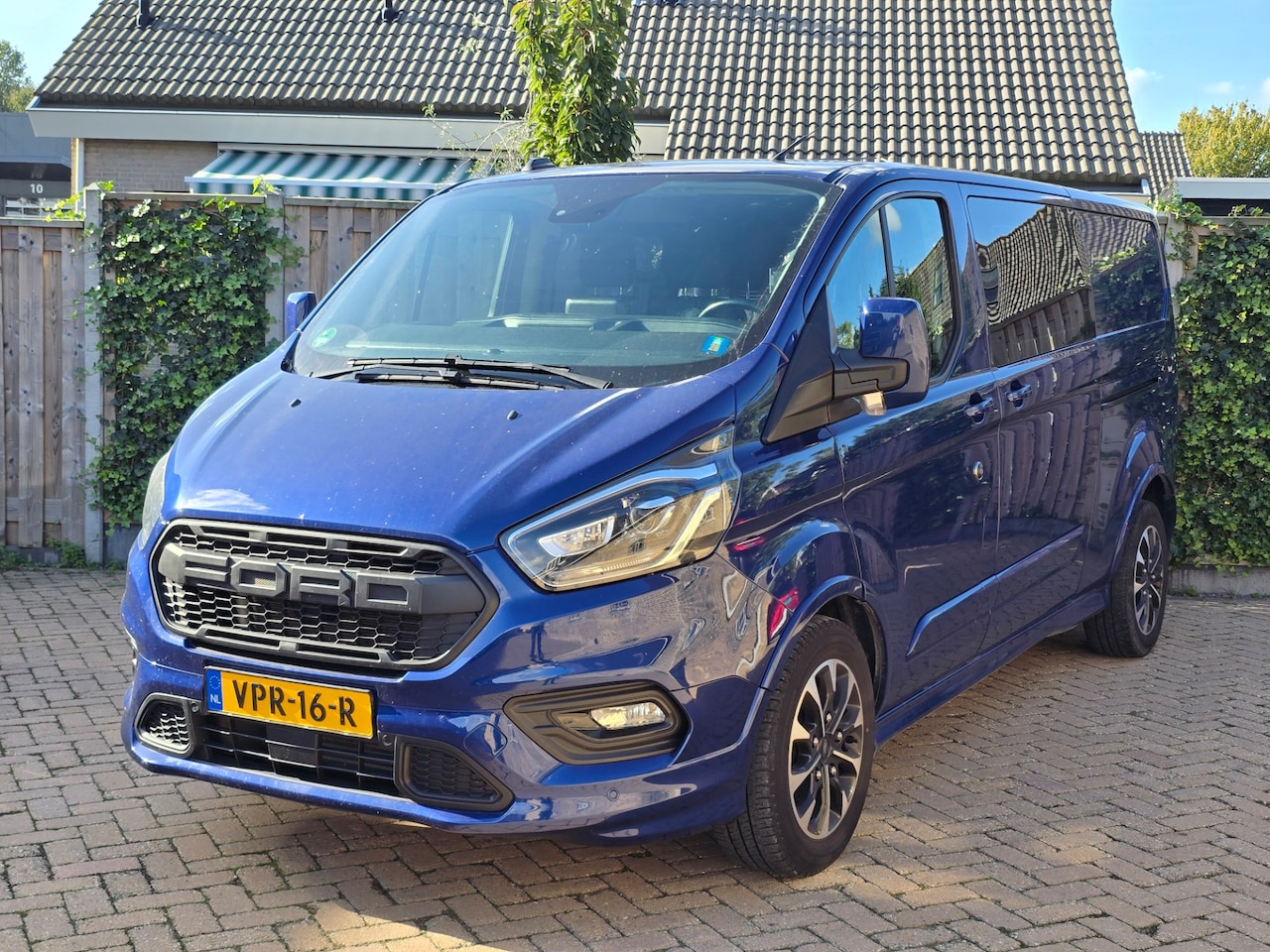 Ford Transit Custom - 320 2.0 TDCI L2H1 DC Sport 185PK AUT,CAM,TREKHAAK,LED. - AutoWereld.nl