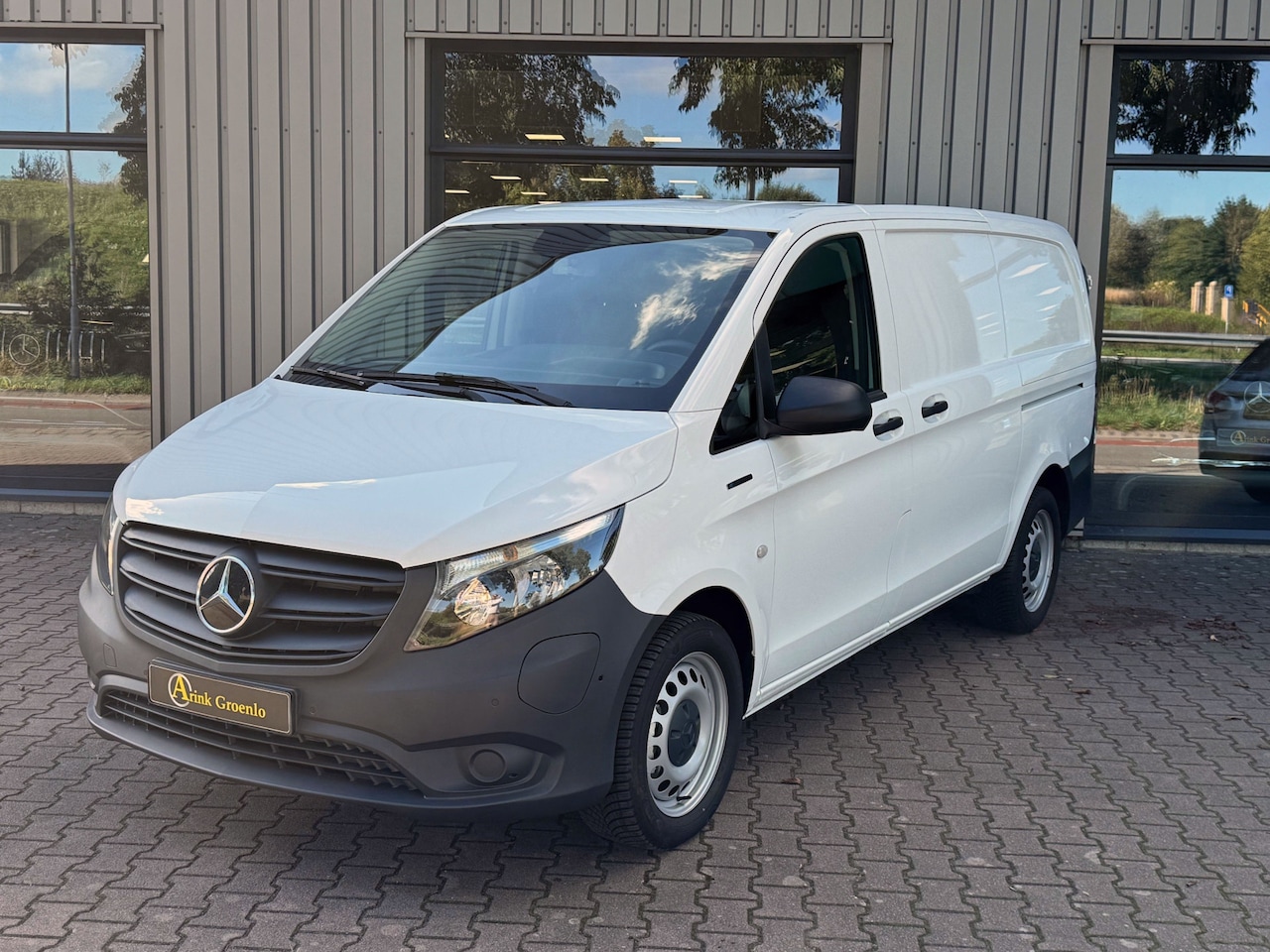 Mercedes-Benz eVito - 112 L2 60 kWh 275 km WLTP 2x Schuifdeur Airco Navigatie Cruisecontol Camera - AutoWereld.nl