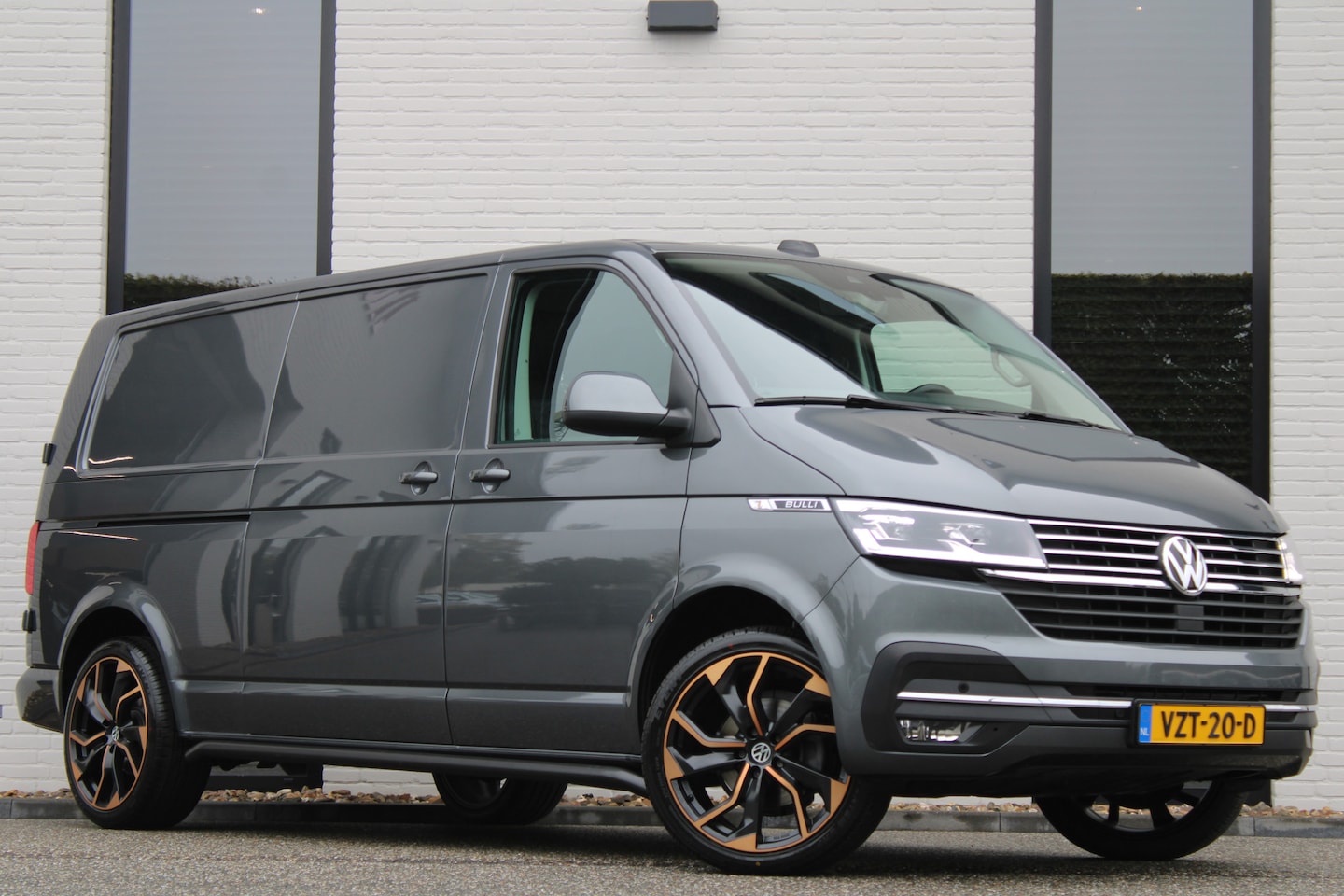 Volkswagen Transporter - 2.0 TDI Automaat / Bulli / Lang / 75 edition / Leer / Vol Opties / Nette Staat - AutoWereld.nl