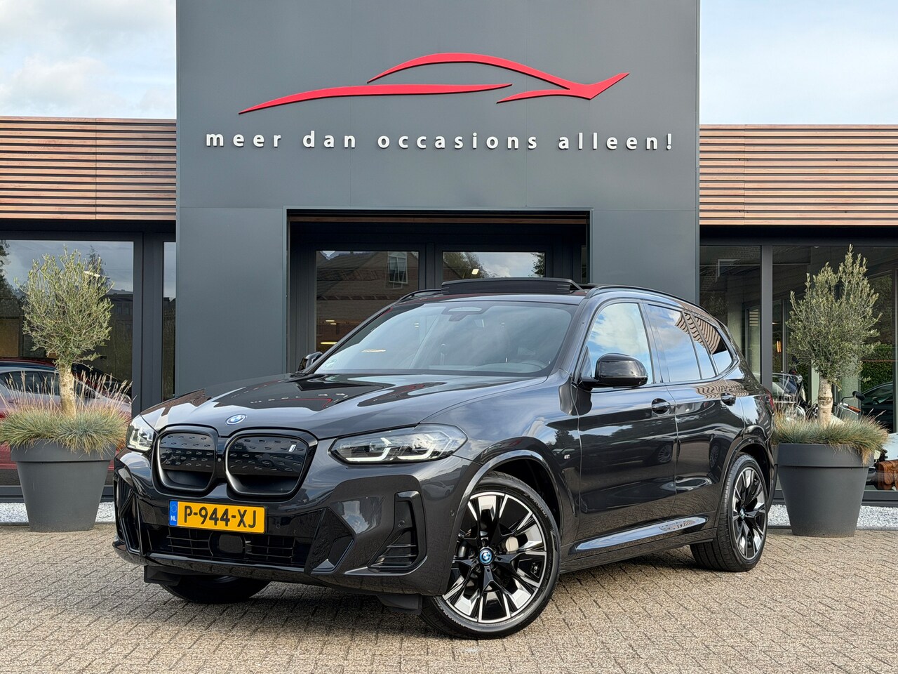 BMW iX3 - High Executive M Pakket | SOH 99% | Panoramadak | HUD | Trekhaak - AutoWereld.nl