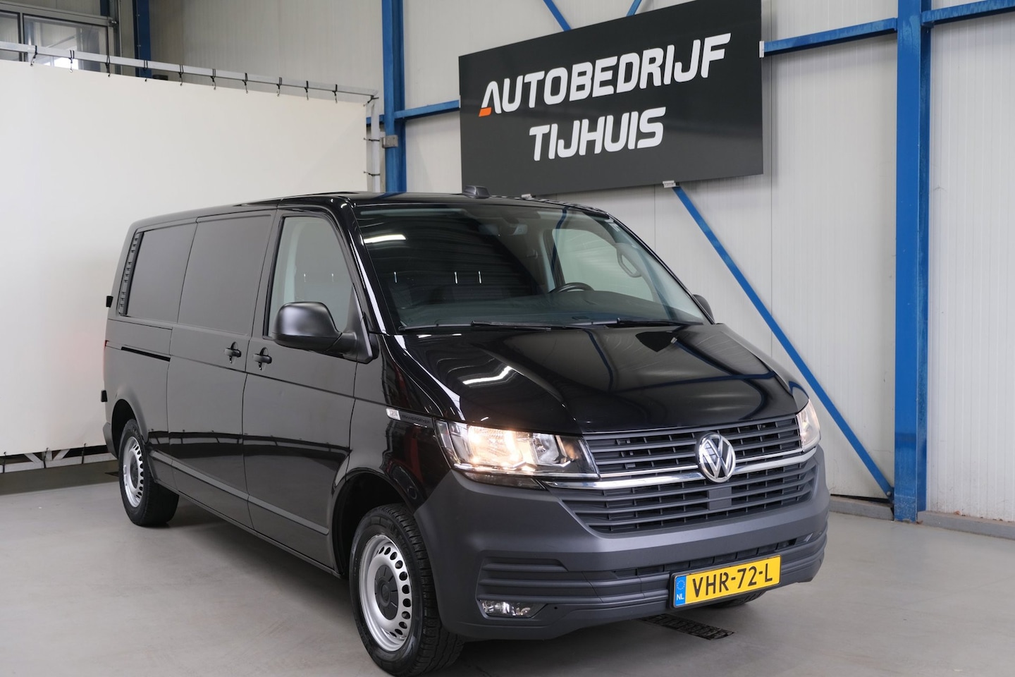 Volkswagen Transporter - 2.0 TDI L2H1 30 Automaat - N.A.P. Airco, Cruise, Navi, PDC, Carplay, Trekhaak. - AutoWereld.nl