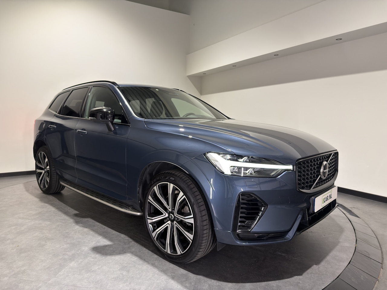 Volvo XC60 - 2.0 T6 Plug-in hybrid AWD R-Design | Panoramadak | Harman & Kardon Audio | Full LED koplam - AutoWereld.nl