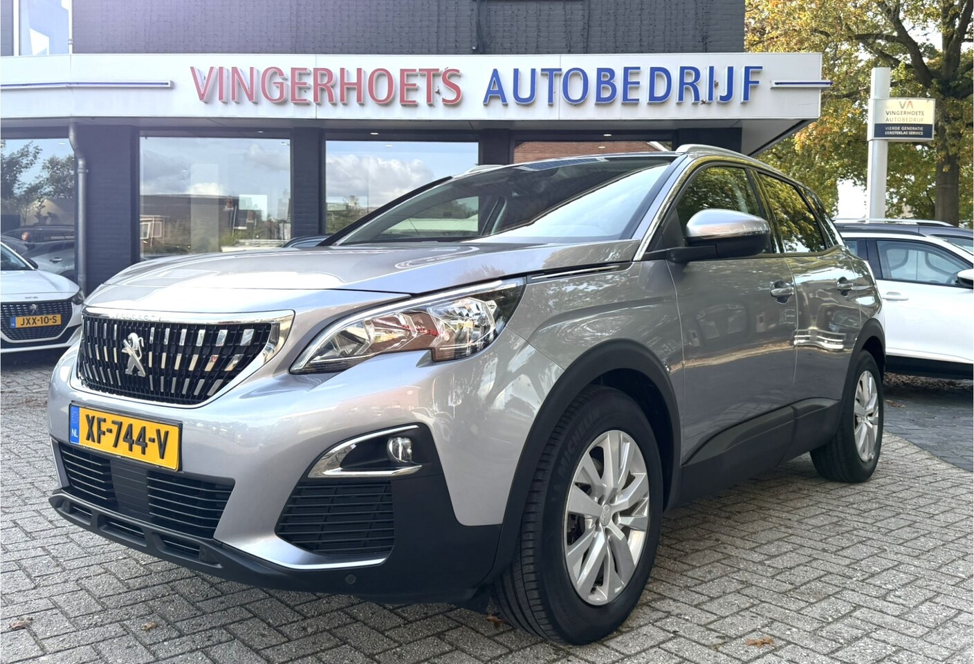 Peugeot 3008 - 130 Pk Benzine * SCHITTERENDE AUTOMOBIEL * Trekhaak * Zwart Leder * Navigatie * Camera Ach - AutoWereld.nl