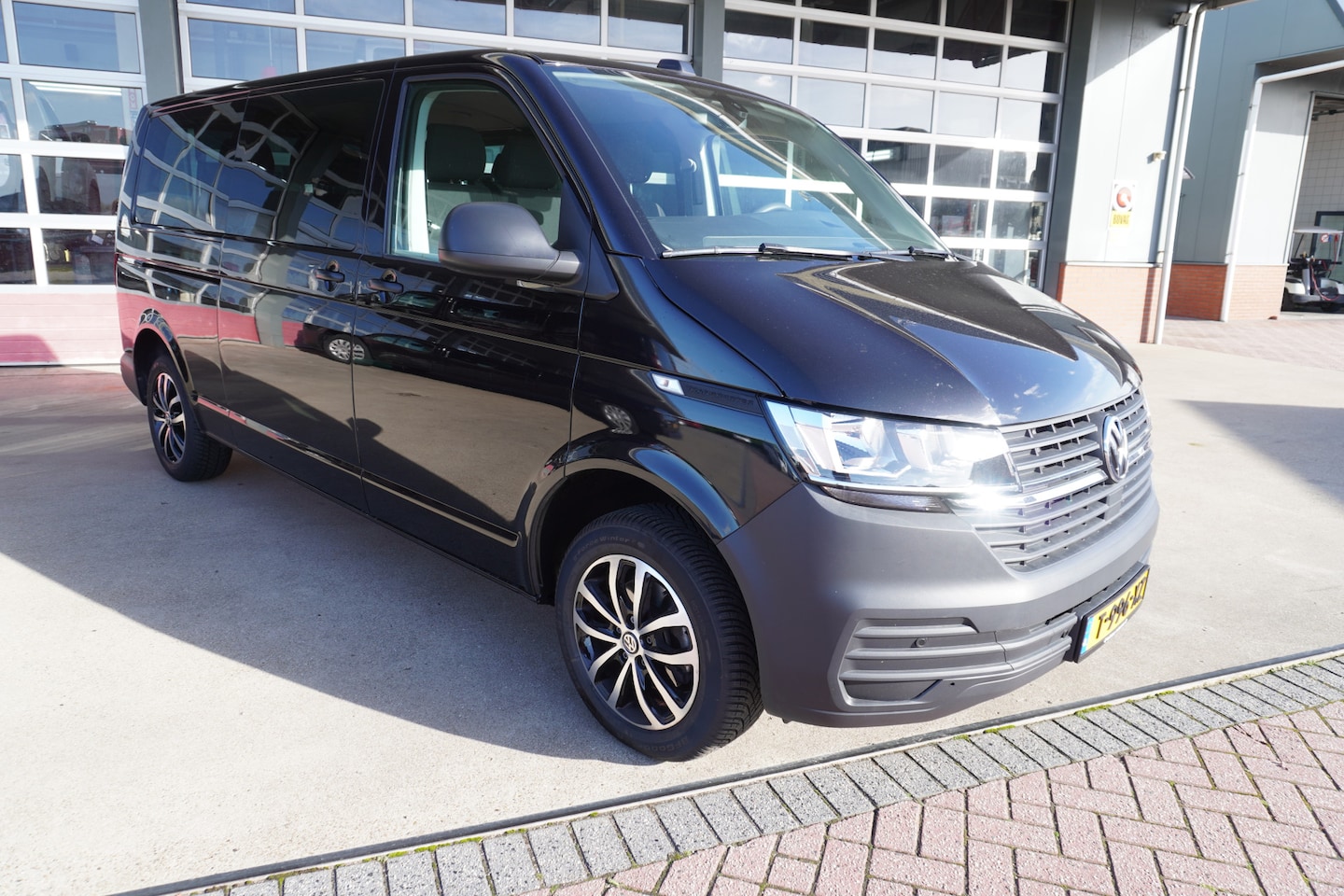 Volkswagen Transporter Kombi - 2.0 TDI 150PK L2H1 9 Persoons Airco | Cruise | Navi | trekhaak - AutoWereld.nl