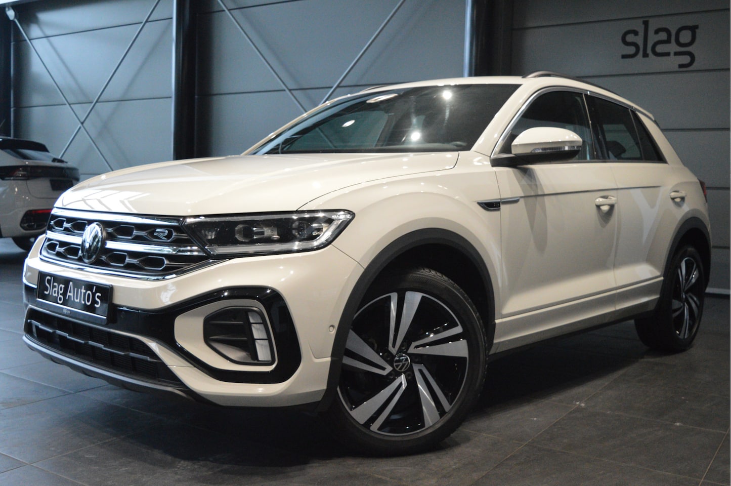 Volkswagen T-Roc - 1.5 TSI 3X R-LINE navi clima camera led 18 inch 150 pk !! - AutoWereld.nl