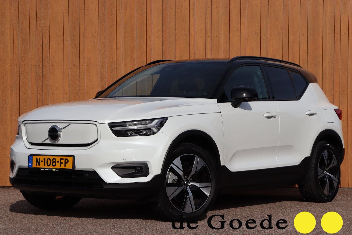 Volvo XC40 - Recharge P8 AWD R-Design Org.NL Parelmoer el.trekhaak leer+vw el.klep camera SOH 91,64% - AutoWereld.nl