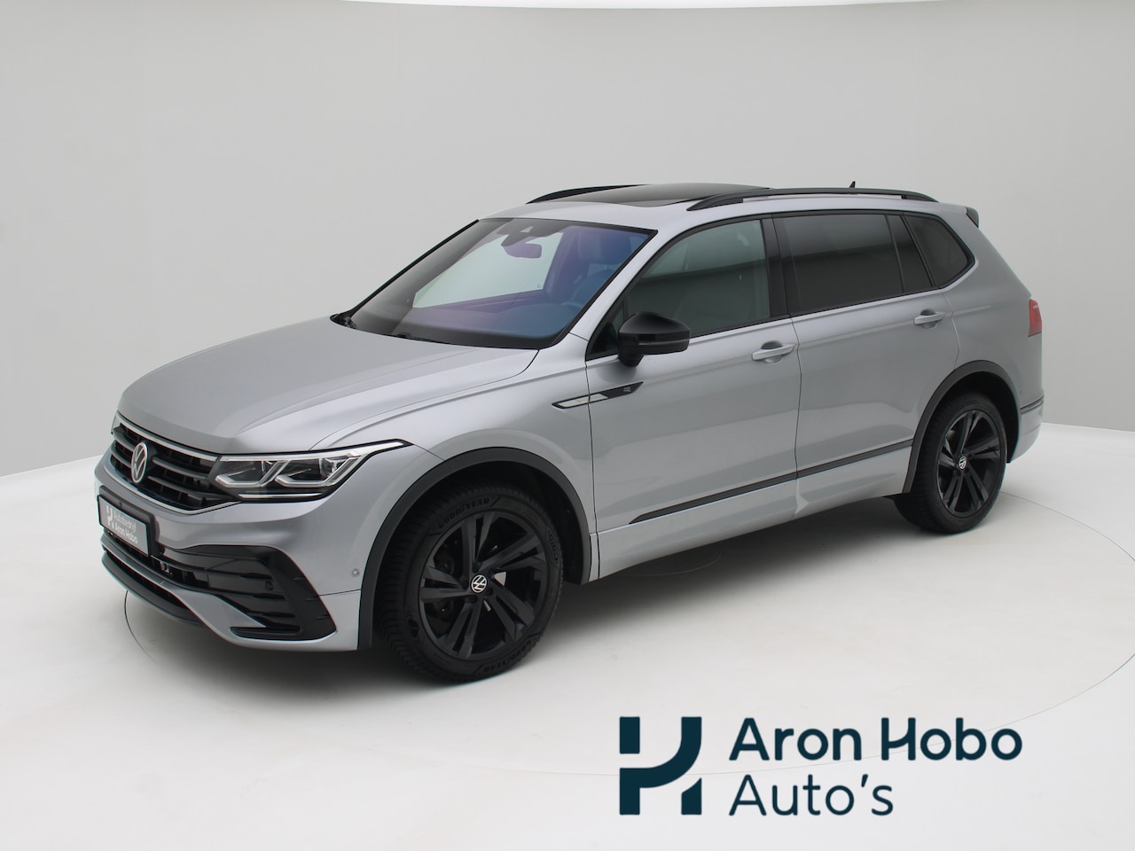 Volkswagen Tiguan Allspace - 1.5 TSI R-Line 7p. Pano, Trekhaak, Stoelverwarming/ventilatie - AutoWereld.nl