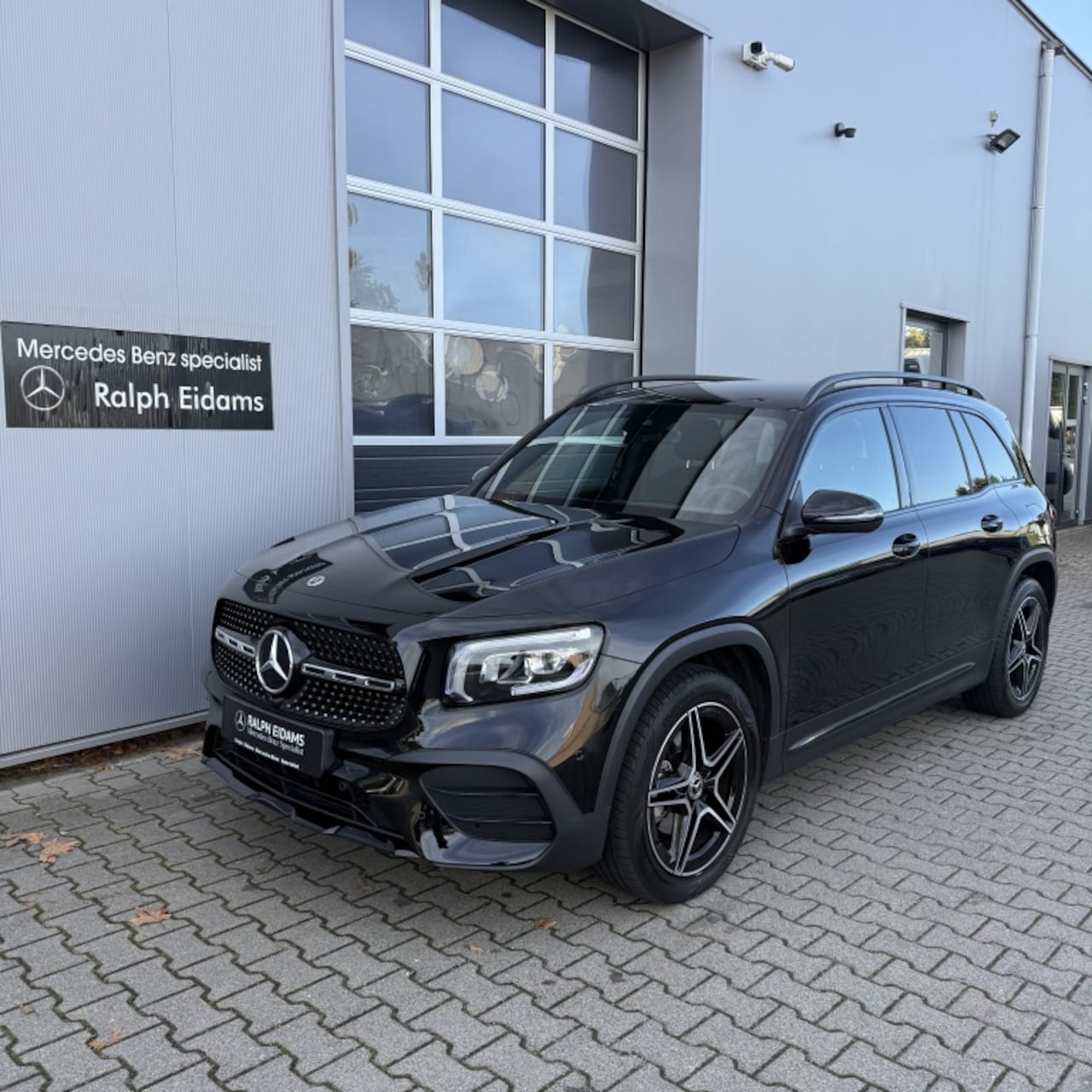Mercedes-Benz GLB - 200 Bns Solut. AMG *CAMERA/STOELVERWARMING/SFEER/NAVI* - AutoWereld.nl