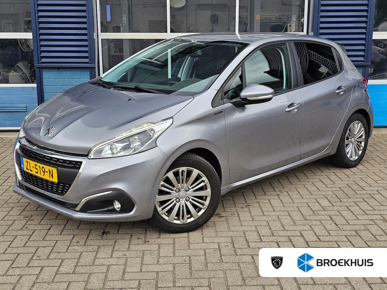 Peugeot 208 - 1.2 PureTech 110 Signature Parkeerhulp Achter | Trekhaak | Navigatie | 1e Eigenaar | - AutoWereld.nl
