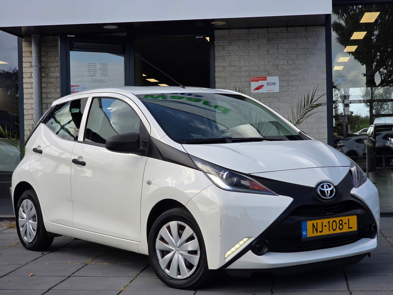 Toyota Aygo - 1.0 VVT-i x-now – NAP – AIRCO – 5-DEURS – ZUINIG - AutoWereld.nl