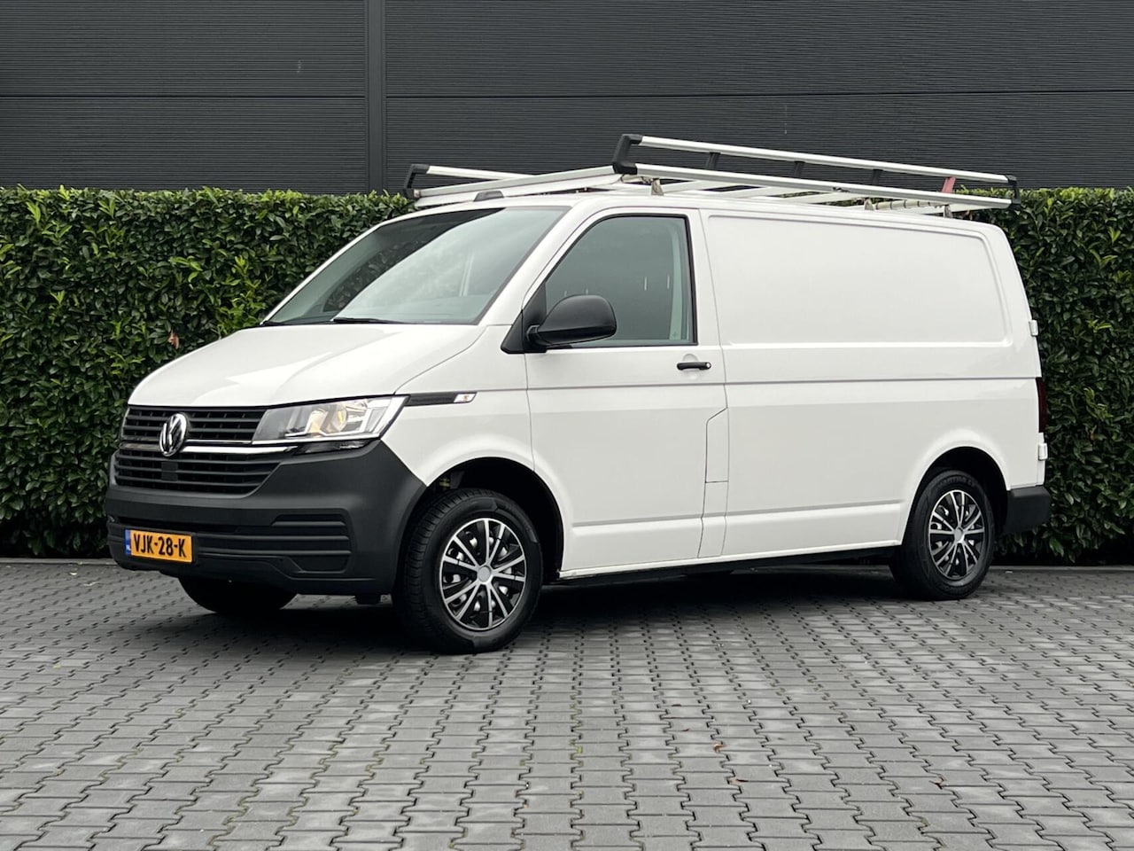 Volkswagen Transporter - 2.0 TDI L1H1 26 Economy Business 2.0 TDI L1H1 26 Economy Business, EURO 6, NL AUTO, NAP LOGISCH, 3-PERSOONS, NAVIGATIE, AIR - AutoWereld.nl