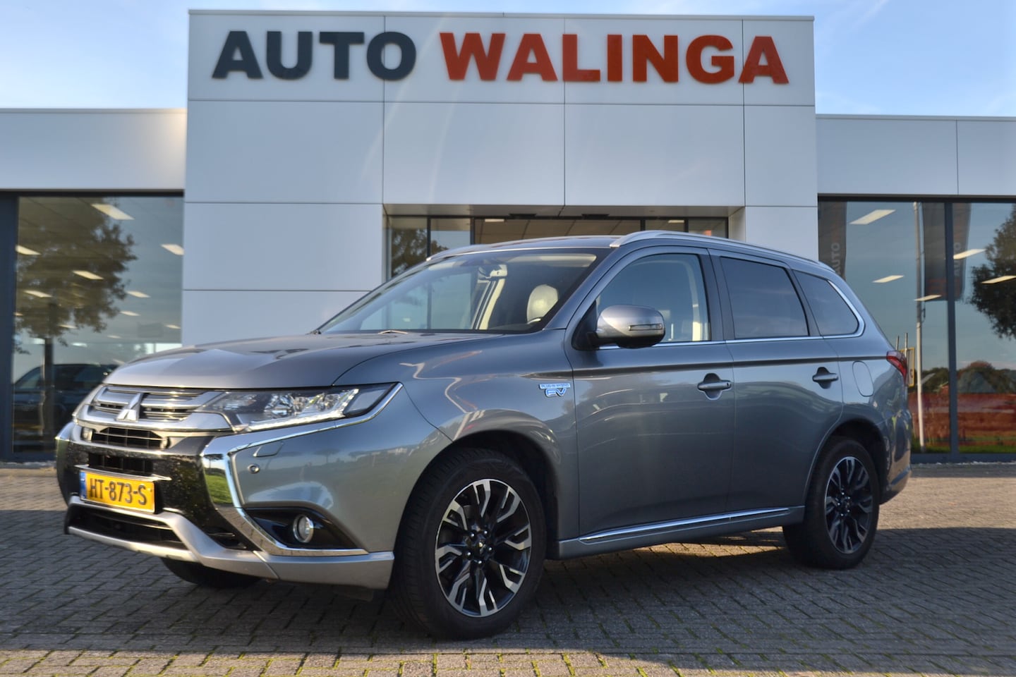 Mitsubishi Outlander - 2.0 PHEV instyle Leer | Trekhaak | 360 Camera | 4wd | Standkachel | - AutoWereld.nl