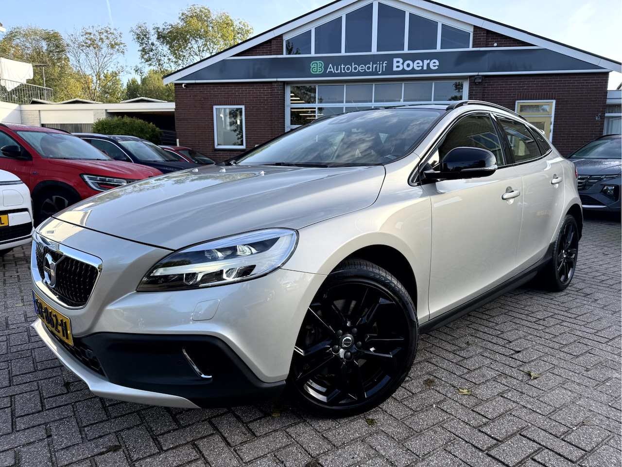 Volvo V40 Cross Country - 1.5 T3 Nordic+ Luxury Panoramadak, 18''Lmv, Trekhaak - AutoWereld.nl