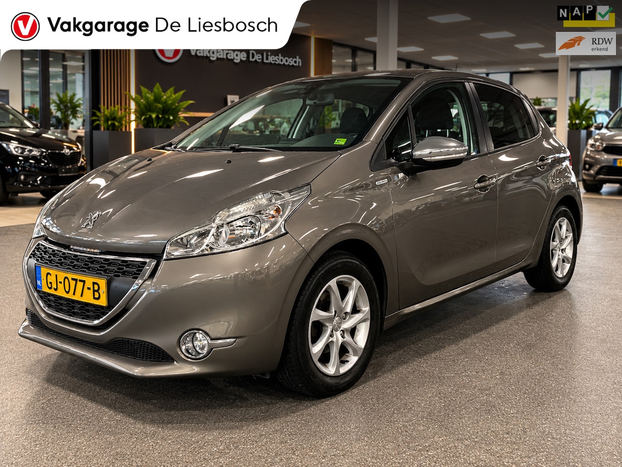 Peugeot 208 - 1.2 PureTech Style Pack/airco/navi/trekhaak/boeken - AutoWereld.nl